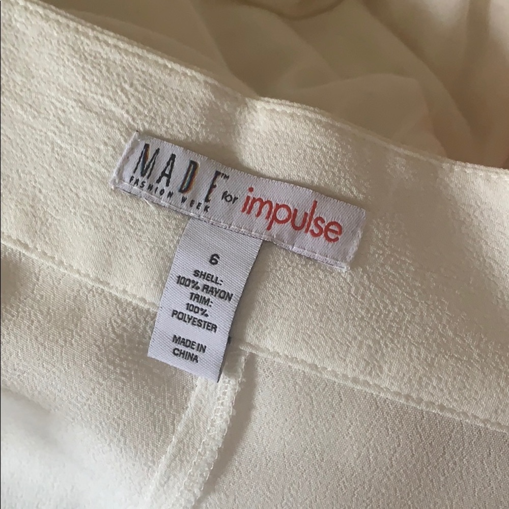 White/Ivory with orange/red trim size 6 - Picture 12 of 16